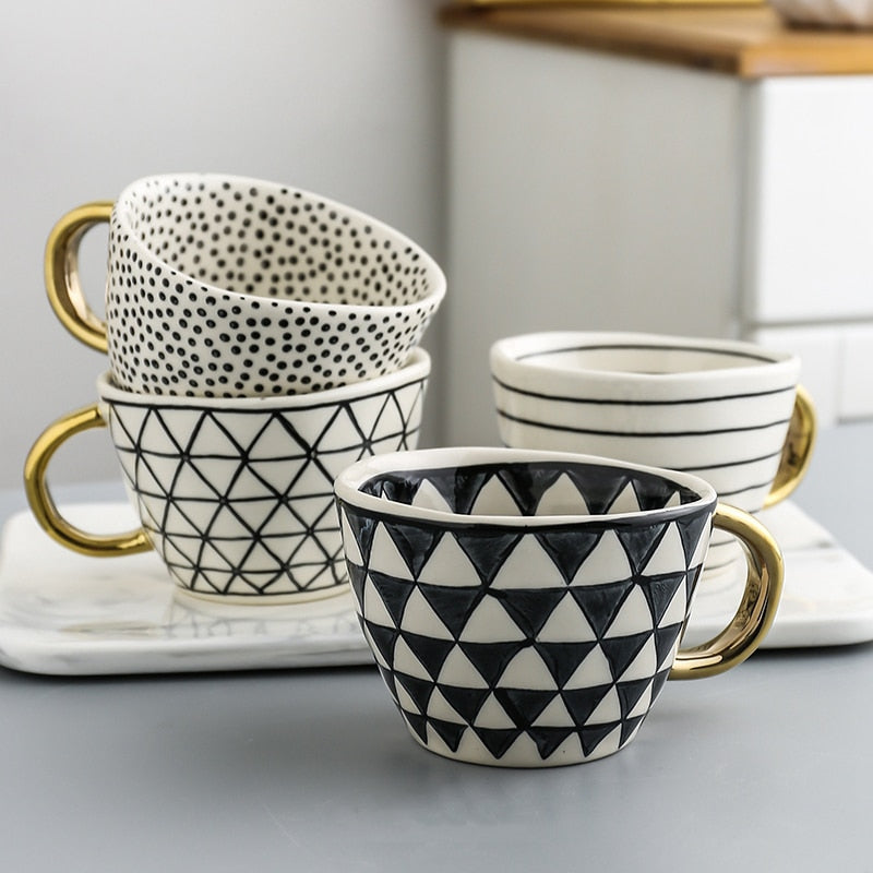 LuxeMug | Geometrisch Patroon Kopje met Gouden Handvat, Elegante Keramische Koffiemok, Luxe Theekopje