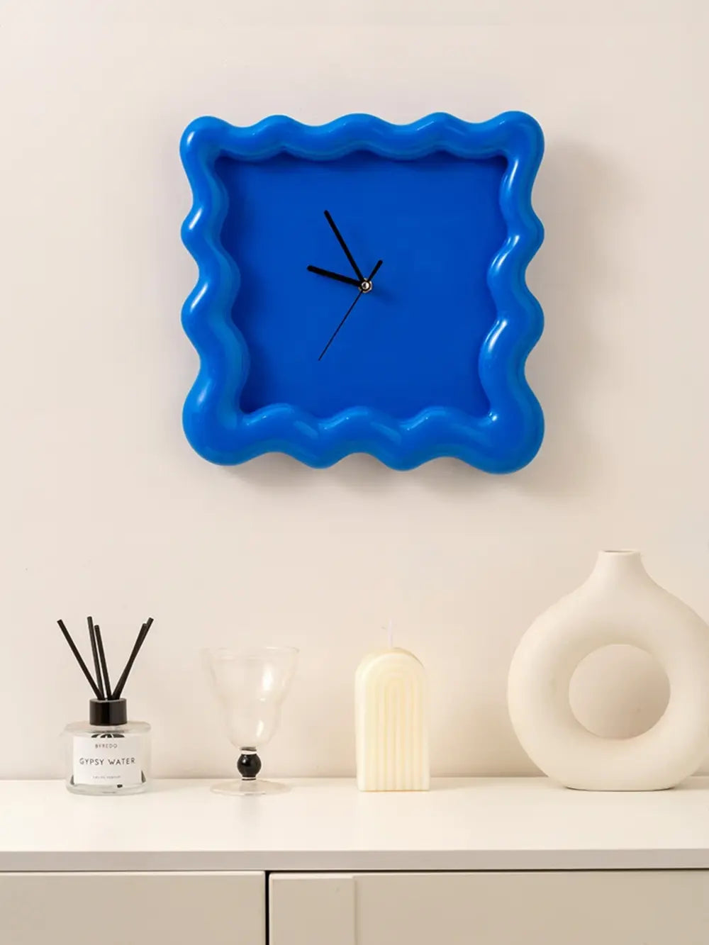 SweetHour | Biscuitvormige wandklok – Crème, uniek ontwerp, moderne decoratieve klok