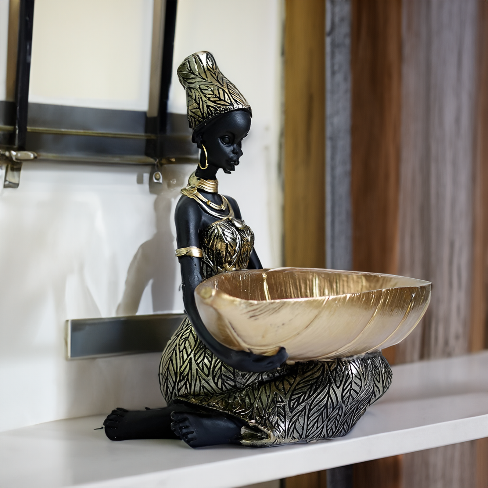 TribaLeaf | Stijlvolle sculptuur van een tribale vrouw met gouden bladerenbakje – sleutelhouder en Woondecoratie-accent