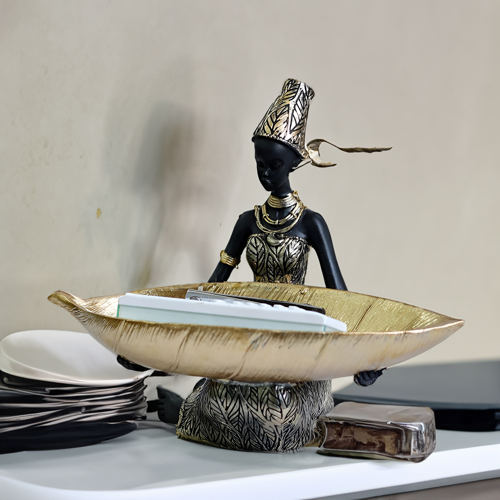 TribaLeaf | Stijlvolle sculptuur van een tribale vrouw met gouden bladerenbakje – sleutelhouder en Woondecoratie-accent