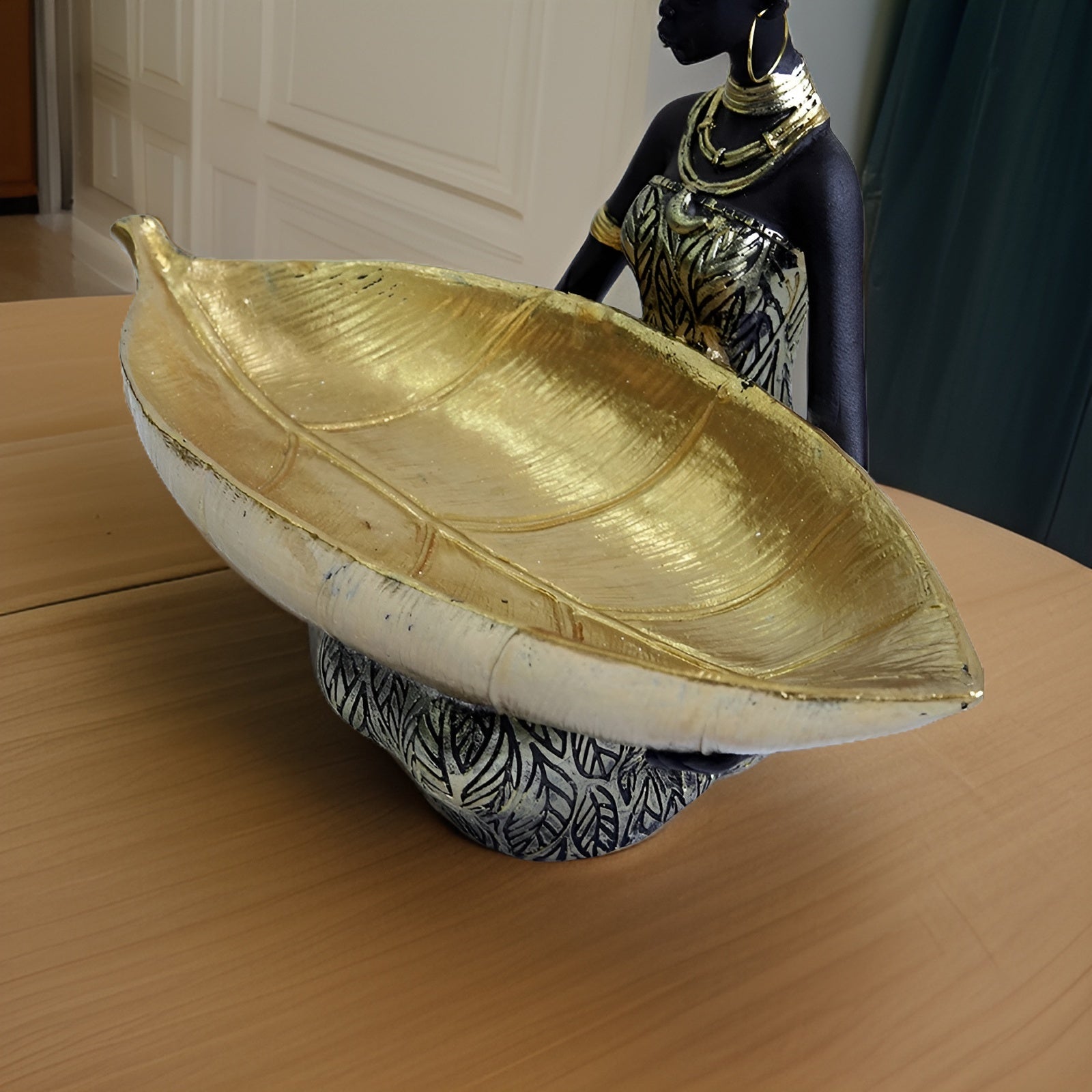 TribaLeaf | Stijlvolle sculptuur van een tribale vrouw met gouden bladerenbakje – sleutelhouder en Woondecoratie-accent