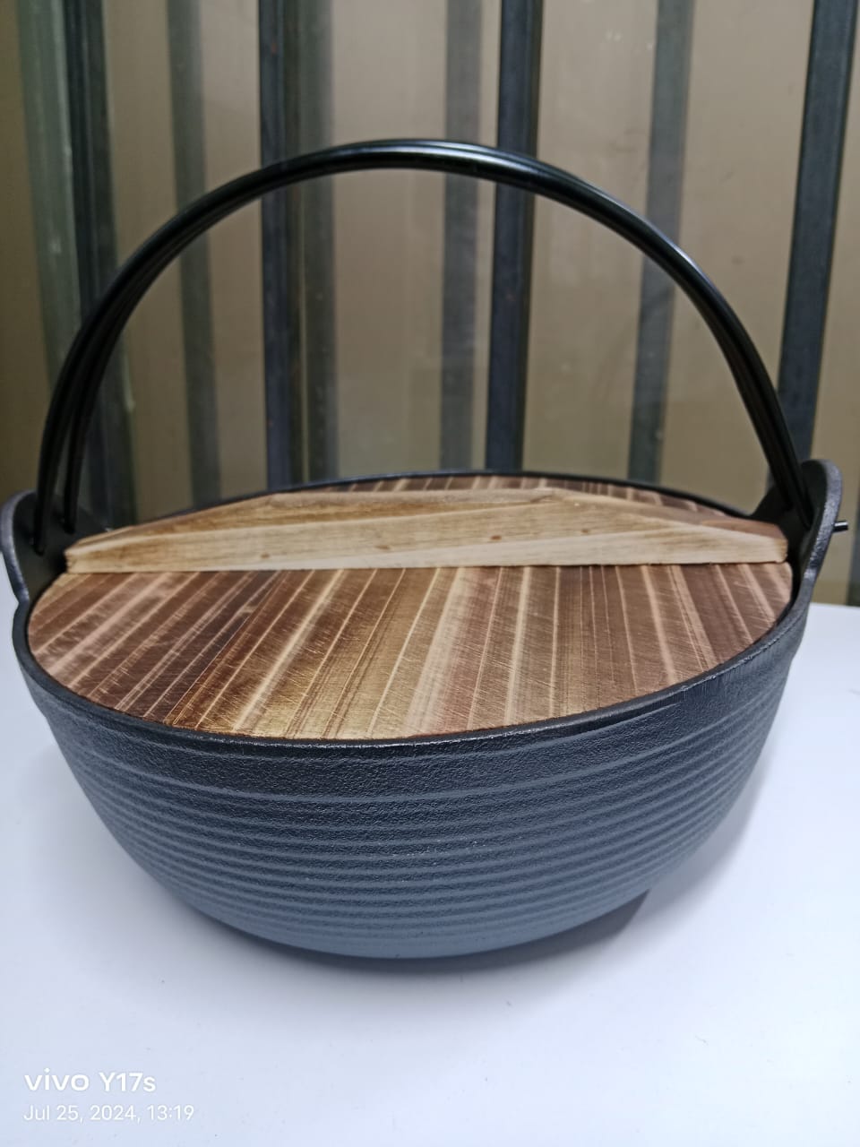 RusticWok | Gietijzeren wok met houten deksel - ideaal om te roerbakken, braden en koken