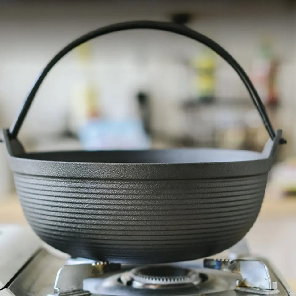 RusticWok | Gietijzeren wok met houten deksel - ideaal om te roerbakken, braden en koken