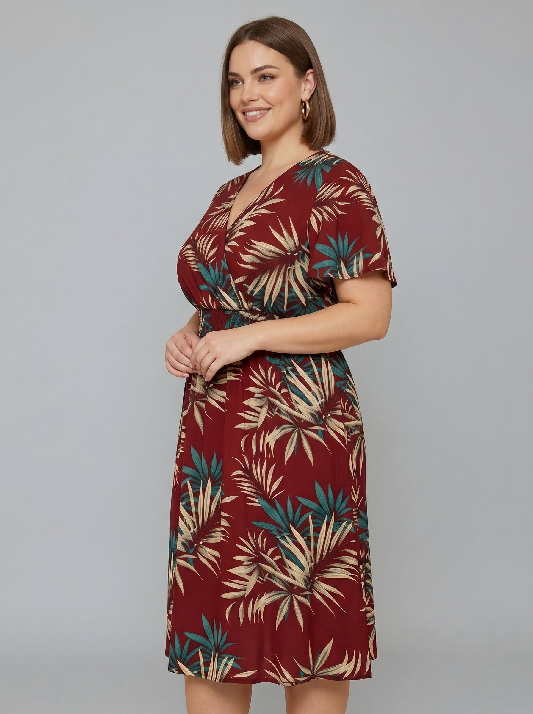Eirlys | Wikkeljurk voor dames in grote maten – V-hals, vlindermouwen, botanische bloemenprint