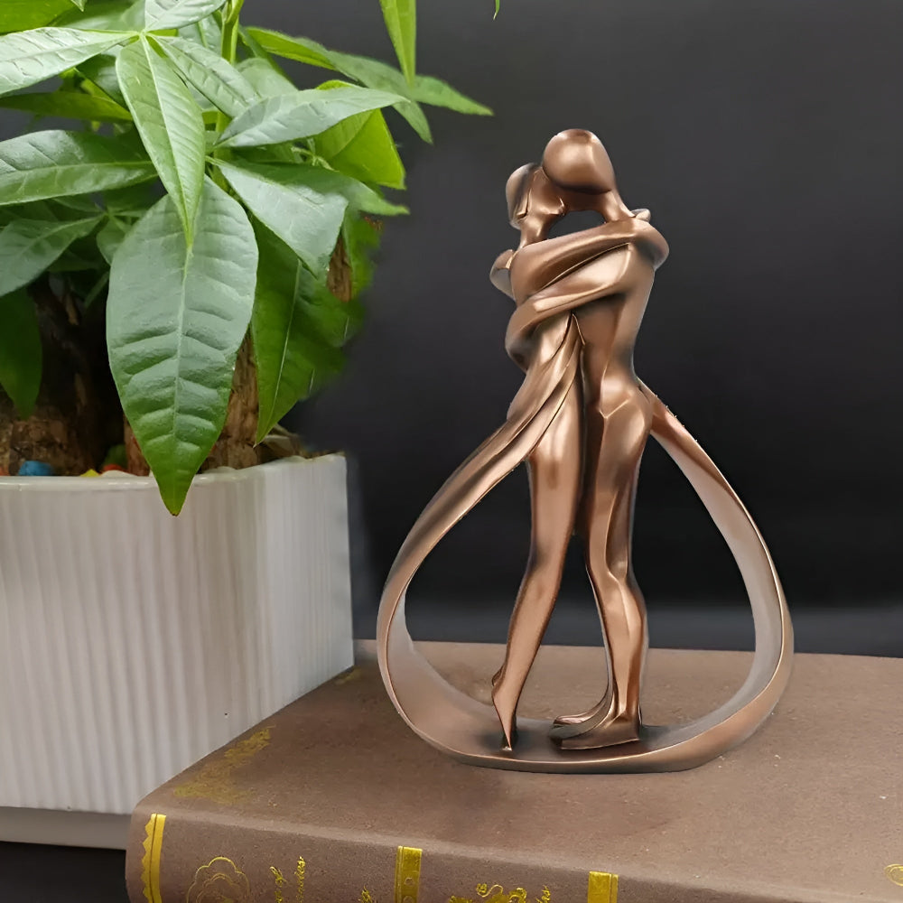 Kissence | Liefdessculptuur van kussend paar – Artistiek beeldje van hars, romantische woondecoratie