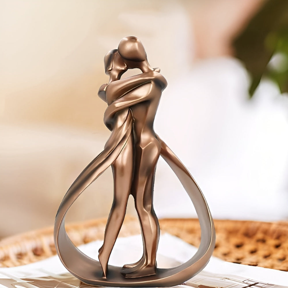 Kissence | Liefdessculptuur van kussend paar – Artistiek beeldje van hars, romantische woondecoratie