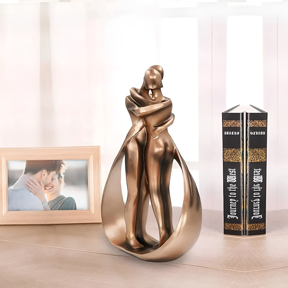 Kissence | Liefdessculptuur van kussend paar – Artistiek beeldje van hars, romantische woondecoratie