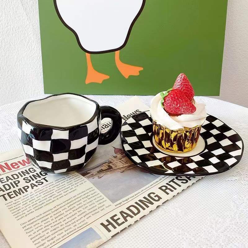 ClassicCheck | Retro Keramische Mok en Schotel Set - Geruit Design