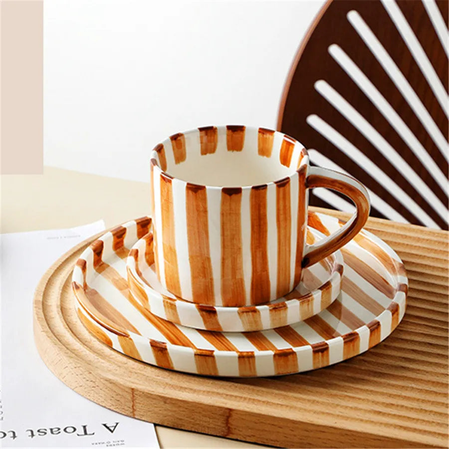 LineaCup | Handgeschilderde gestreepte koffie kop en schotel set – 280 ml keramische mokset met schotel