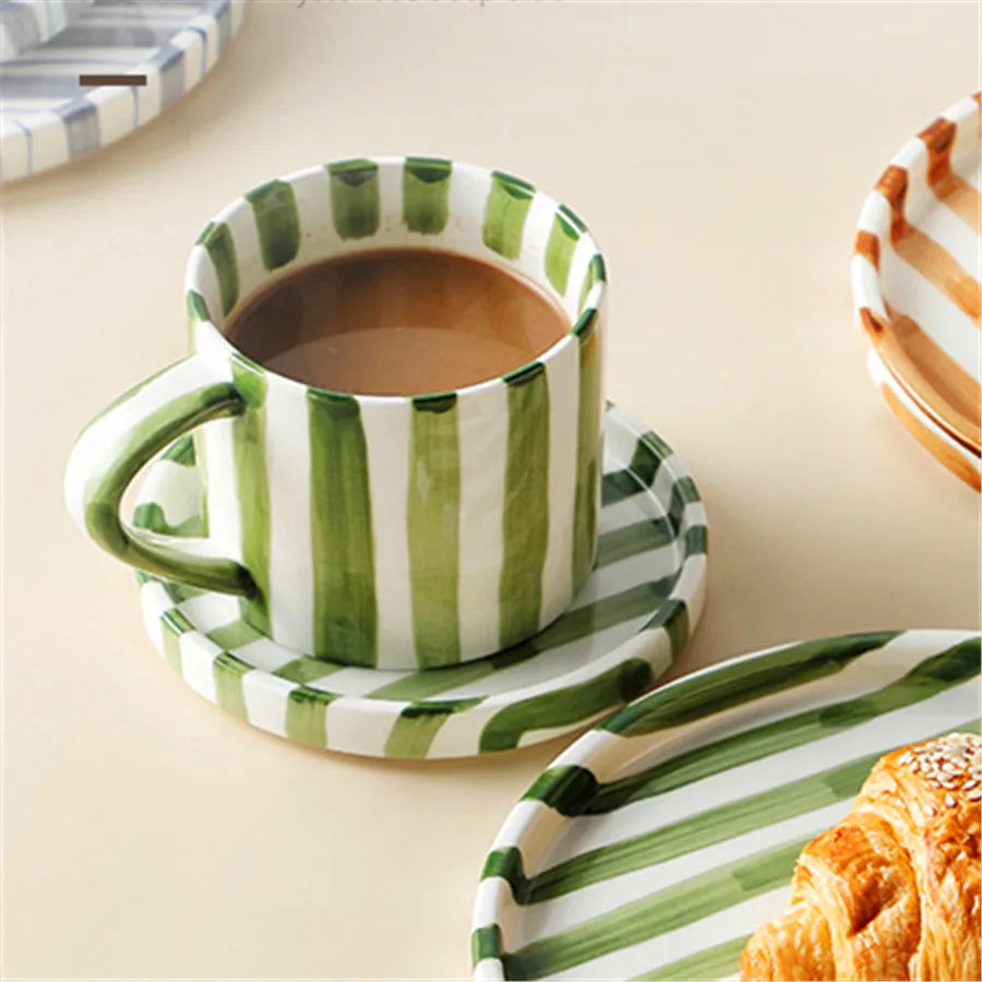 LineaCup | Handgeschilderde gestreepte koffie kop en schotel set – 280 ml keramische mokset met schotel