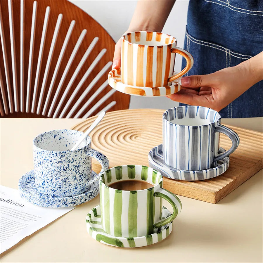 LineaCup | Handgeschilderde gestreepte koffie kop en schotel set – 280 ml keramische mokset met schotel