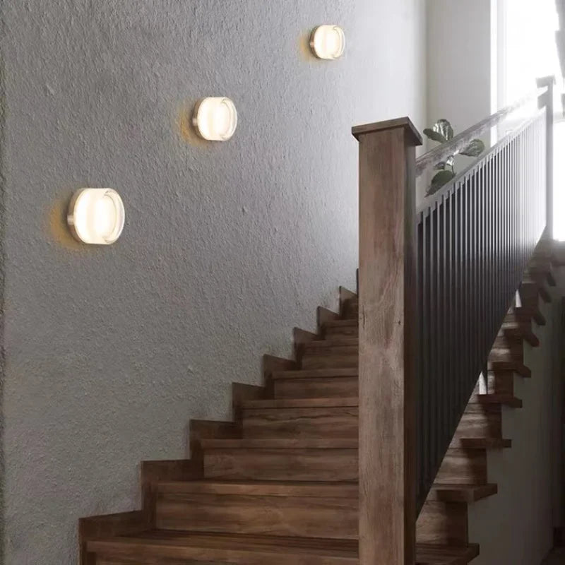 OrbitGlow | Moderne Ronde Wandlamp - 3-Kleuren LED, Zachte Sfeerverlichting, Eenvoudige Installatie, Metaal en Glas, Ideaal voor Woonkamer, Slaapkamer of Hal