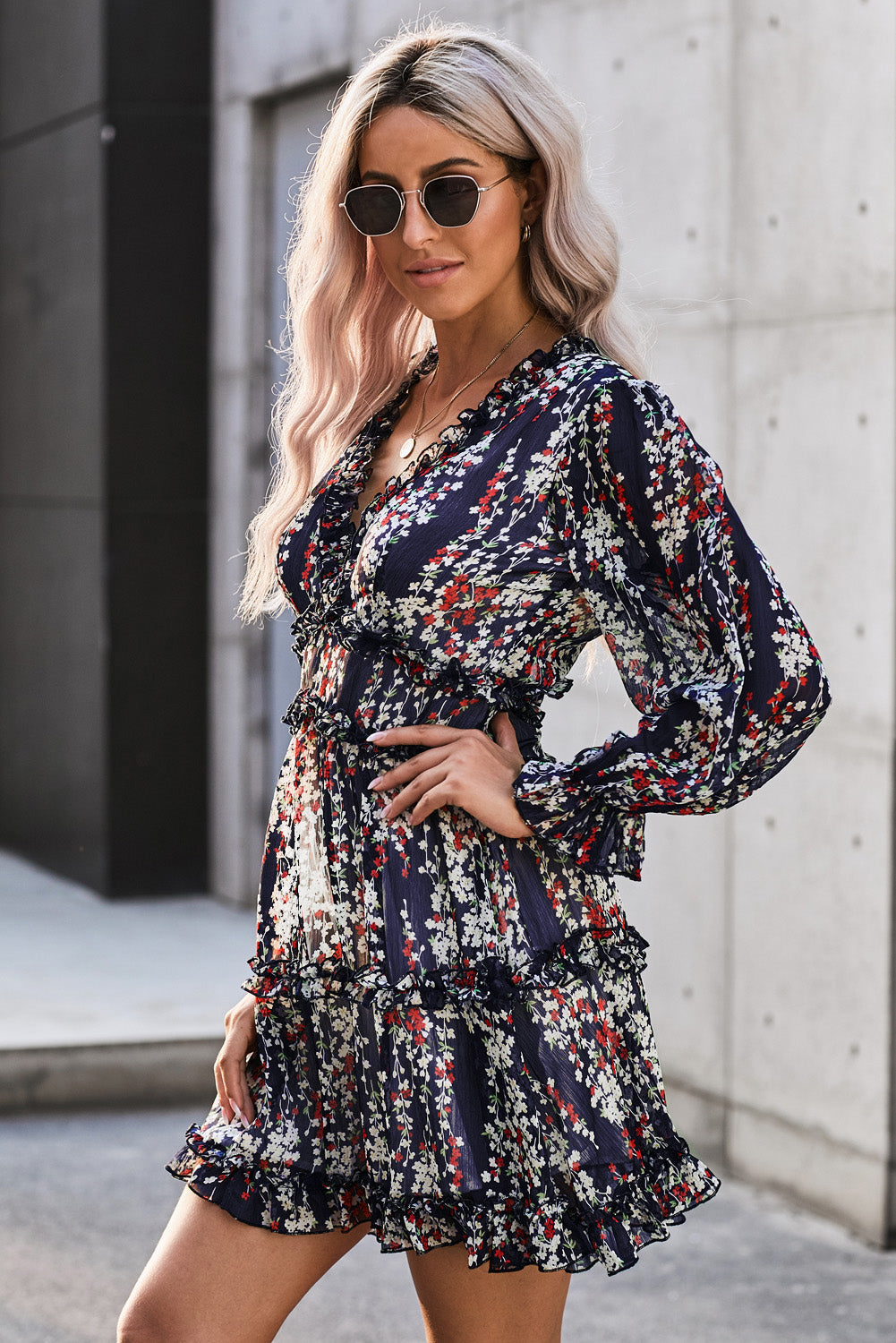 Helyssa | Bloemenprint Mini Jurk met V-Hals, Open Rug & Ruffles – Lichtgewicht Zomer- en Lentejurk