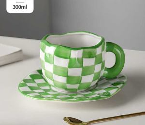ClassicCheck | Retro Keramische Mok en Schotel Set - Geruit Design