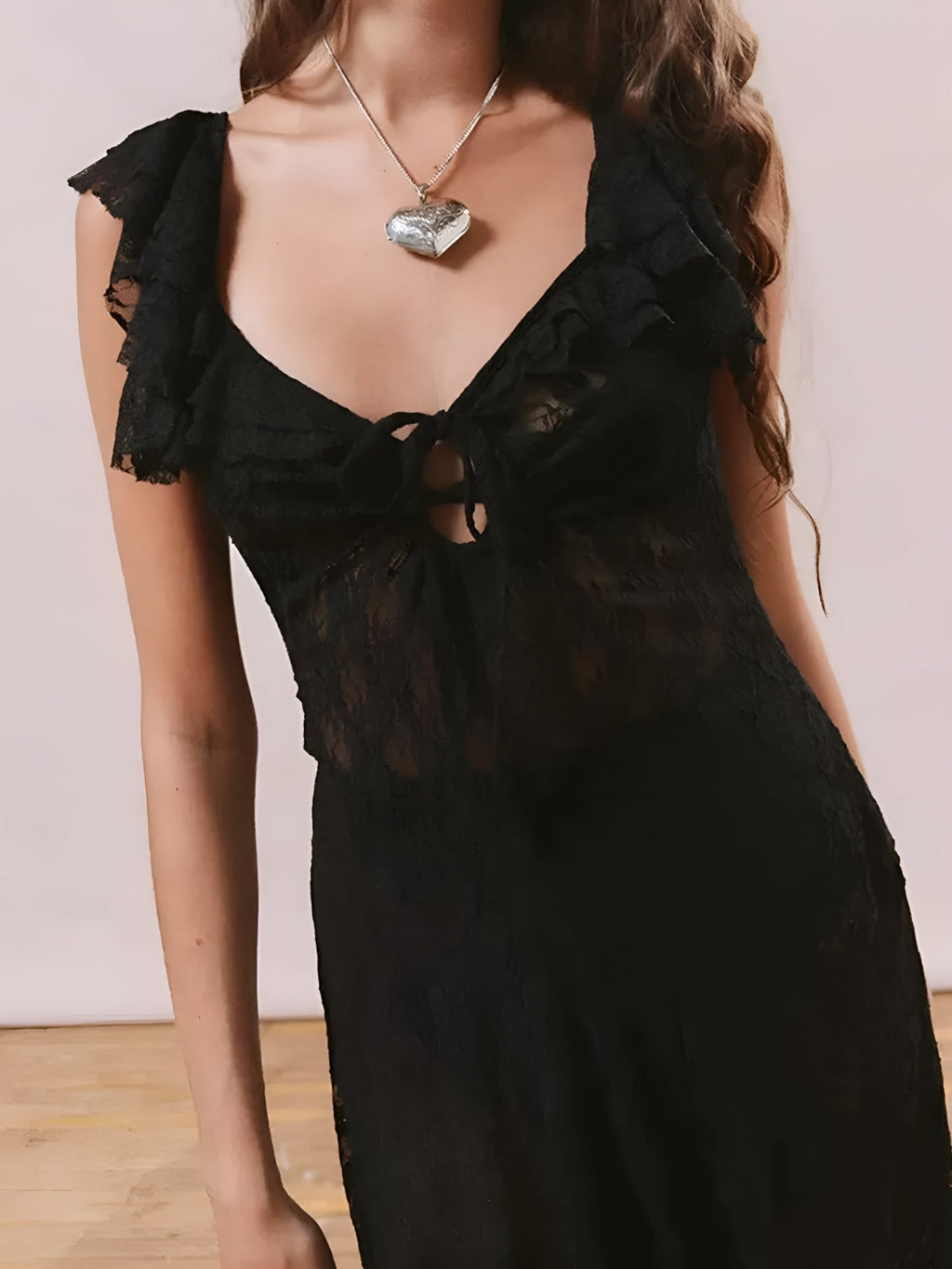 Azelie | Vrouwelijke midi-jurk met kant – Elegante asymmetrische jurk