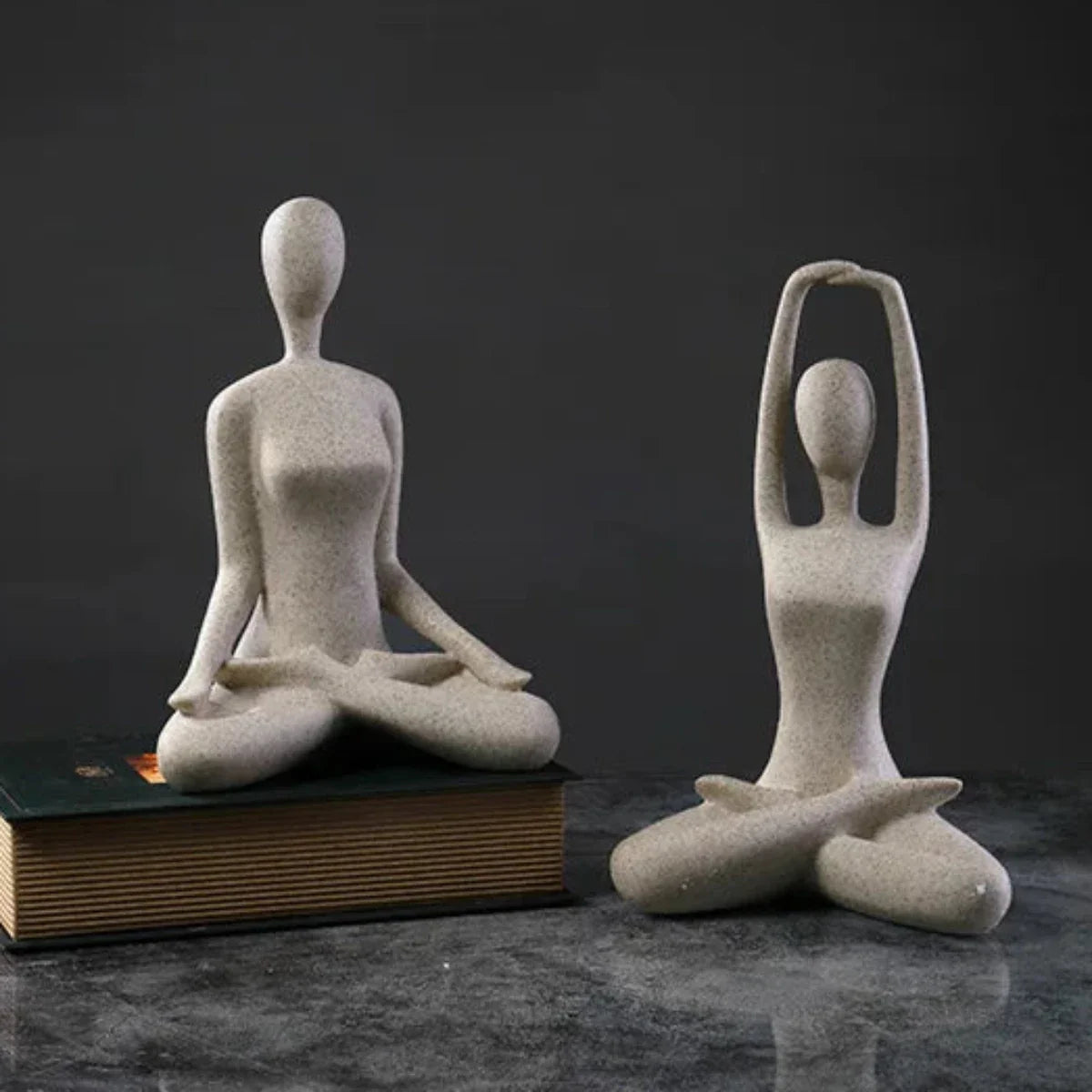 YogaLuxe | Vrouwelijke yogabeeld – Minimalistisch beeldje van hars, serene woondecoratie