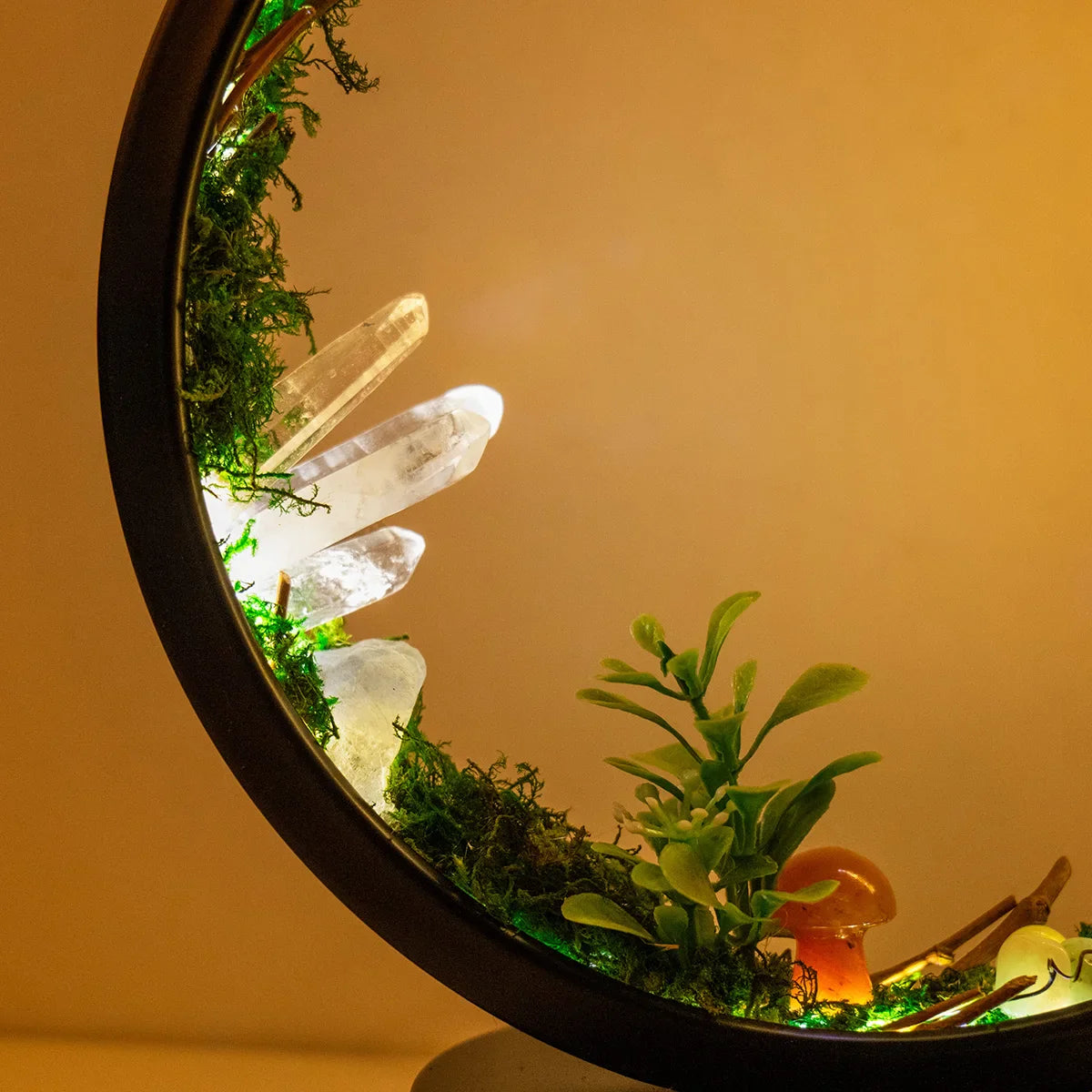 EnchantedRing | Nachtlampje met elegant cirkelvormig frame met groen en echte kristallen, perfect voor thuisdecoratie