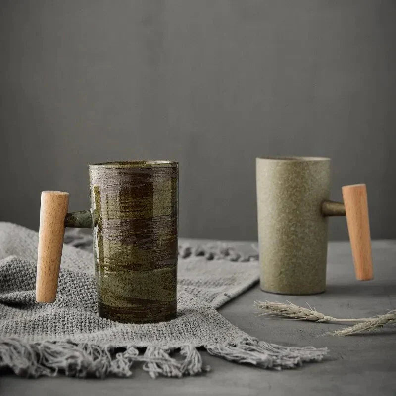 NordBrew | Nordic keramische mok – minimalistische koffiekop met houten handvat, modern Scandinavisch design