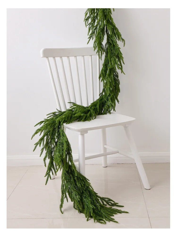 PineCrest | Dichte Norfolk Pine Garland – Herbruikbare kerstversiering voor deuren, trappen en schoorsteenmantels