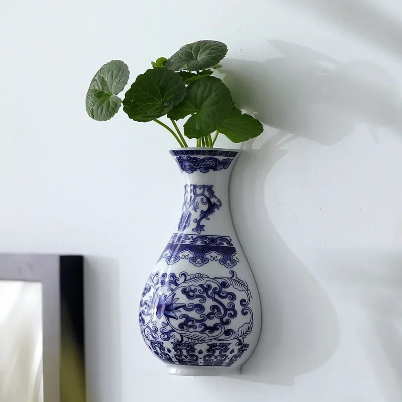 BlueVista | Aan de Muur Gemonteerde Blauwe Keramische Porseleinen Vaas – Decoratieve Wandbloemenhouder