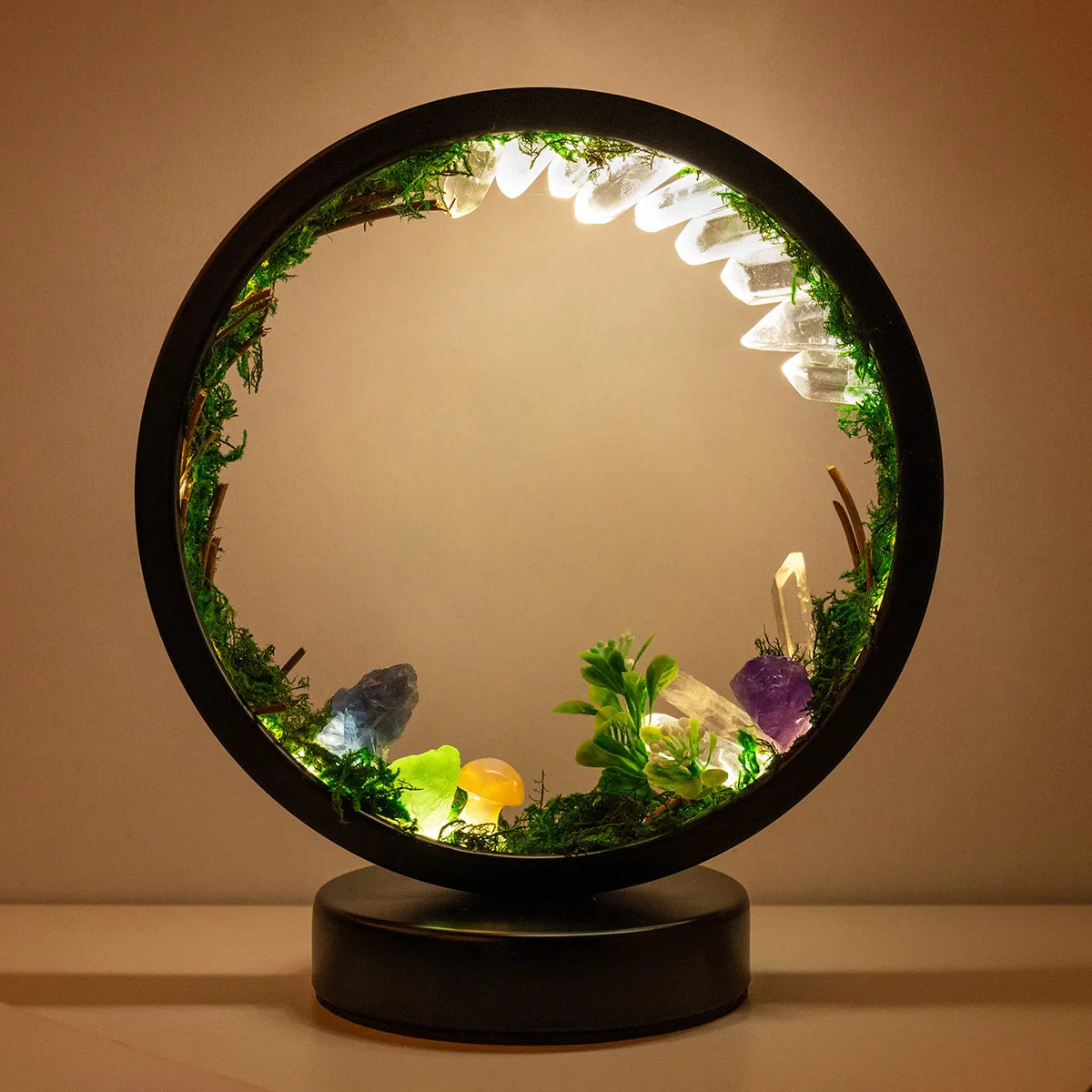 EnchantedRing | Nachtlampje met elegant cirkelvormig frame met groen en echte kristallen, perfect voor thuisdecoratie