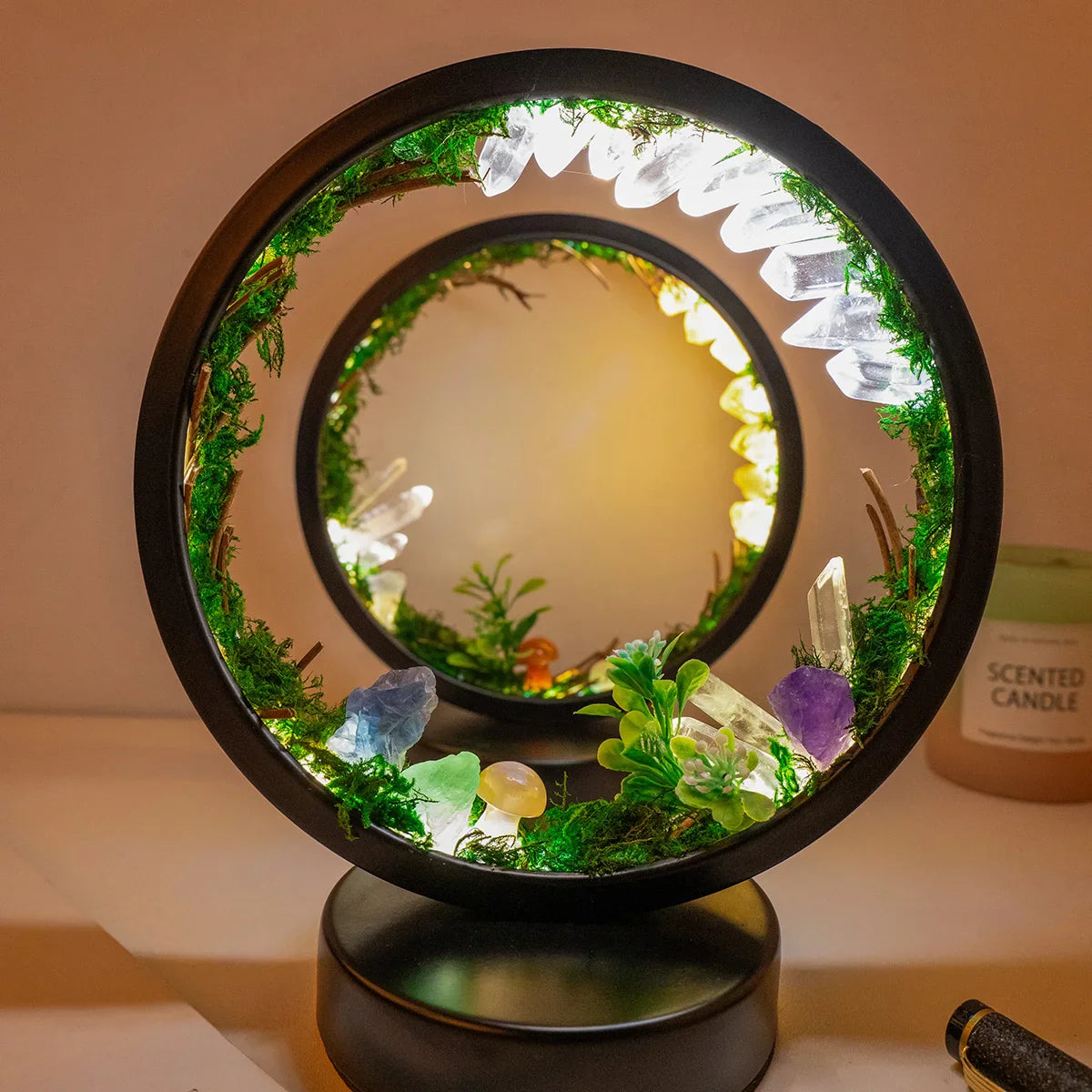 EnchantedRing | Nachtlampje met elegant cirkelvormig frame met groen en echte kristallen, perfect voor thuisdecoratie