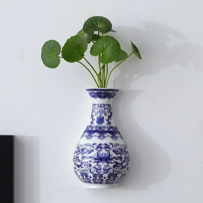 BlueVista | Aan de Muur Gemonteerde Blauwe Keramische Porseleinen Vaas – Decoratieve Wandbloemenhouder
