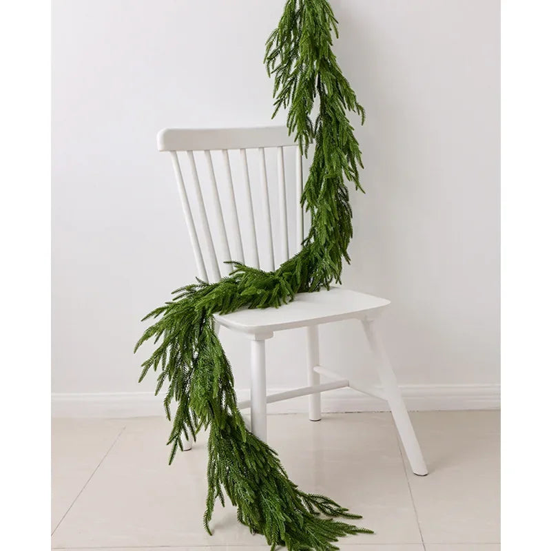 PineCrest | Dichte Norfolk Pine Garland – Herbruikbare kerstversiering voor deuren, trappen en schoorsteenmantels