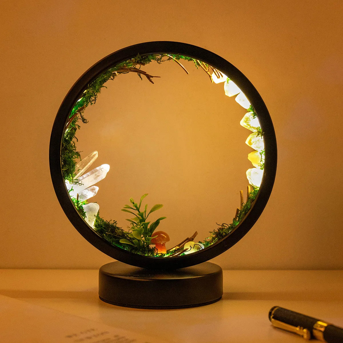 EnchantedRing | Nachtlampje met elegant cirkelvormig frame met groen en echte kristallen, perfect voor thuisdecoratie