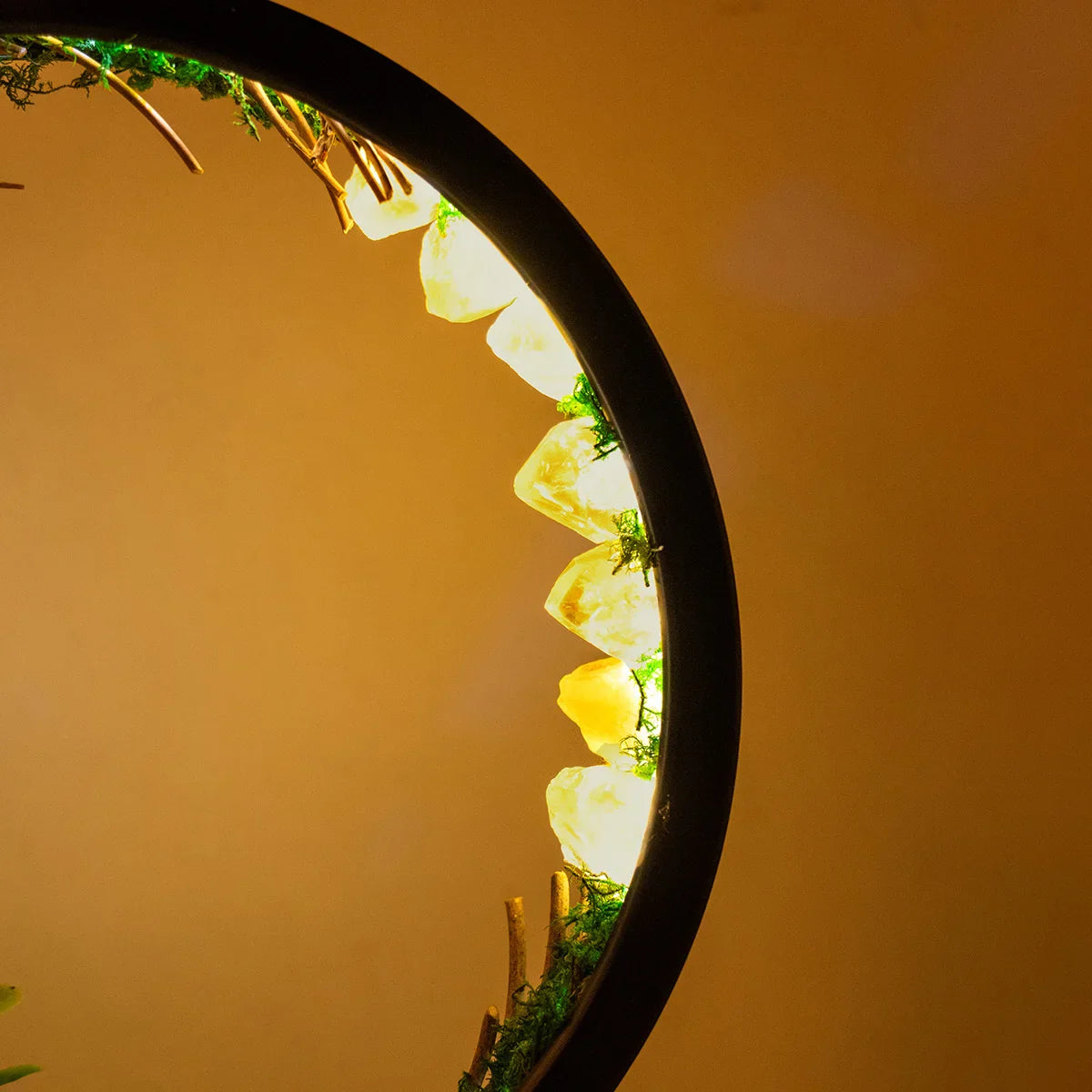 EnchantedRing | Nachtlampje met elegant cirkelvormig frame met groen en echte kristallen, perfect voor thuisdecoratie