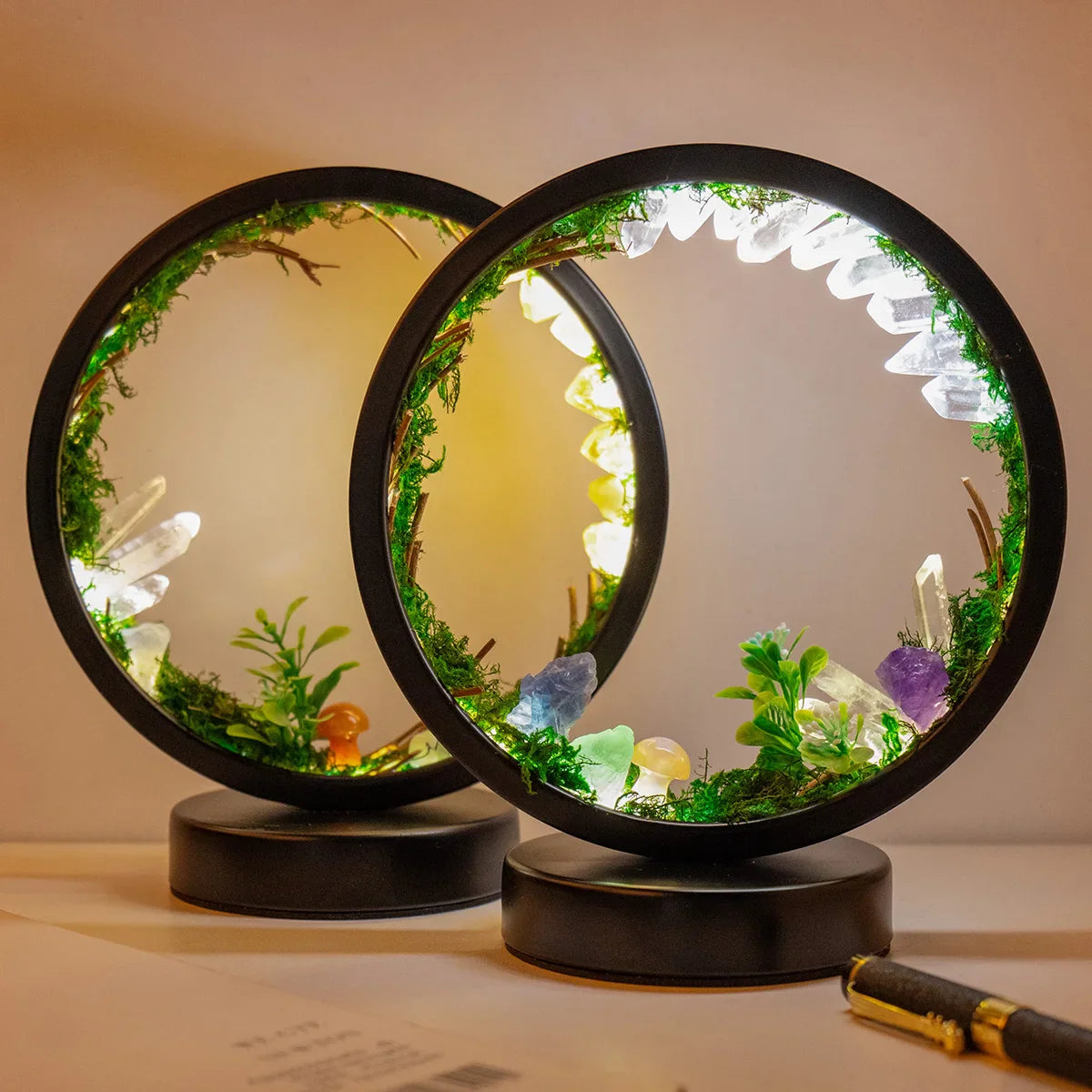 EnchantedRing | Nachtlampje met elegant cirkelvormig frame met groen en echte kristallen, perfect voor thuisdecoratie