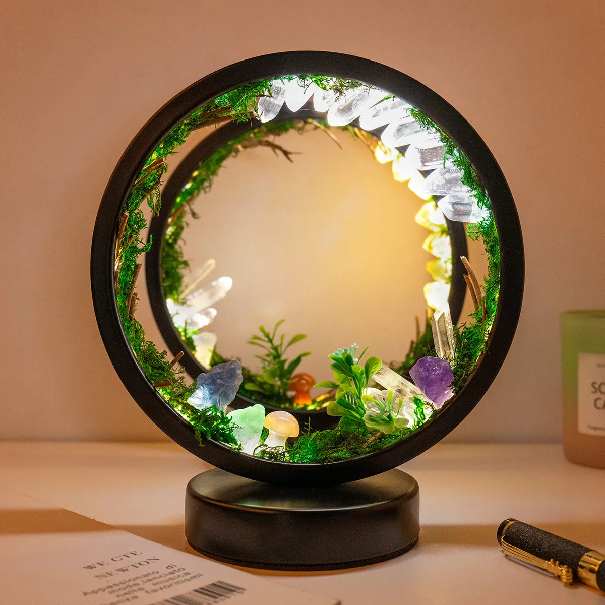 EnchantedRing | Nachtlampje met elegant cirkelvormig frame met groen en echte kristallen, perfect voor thuisdecoratie