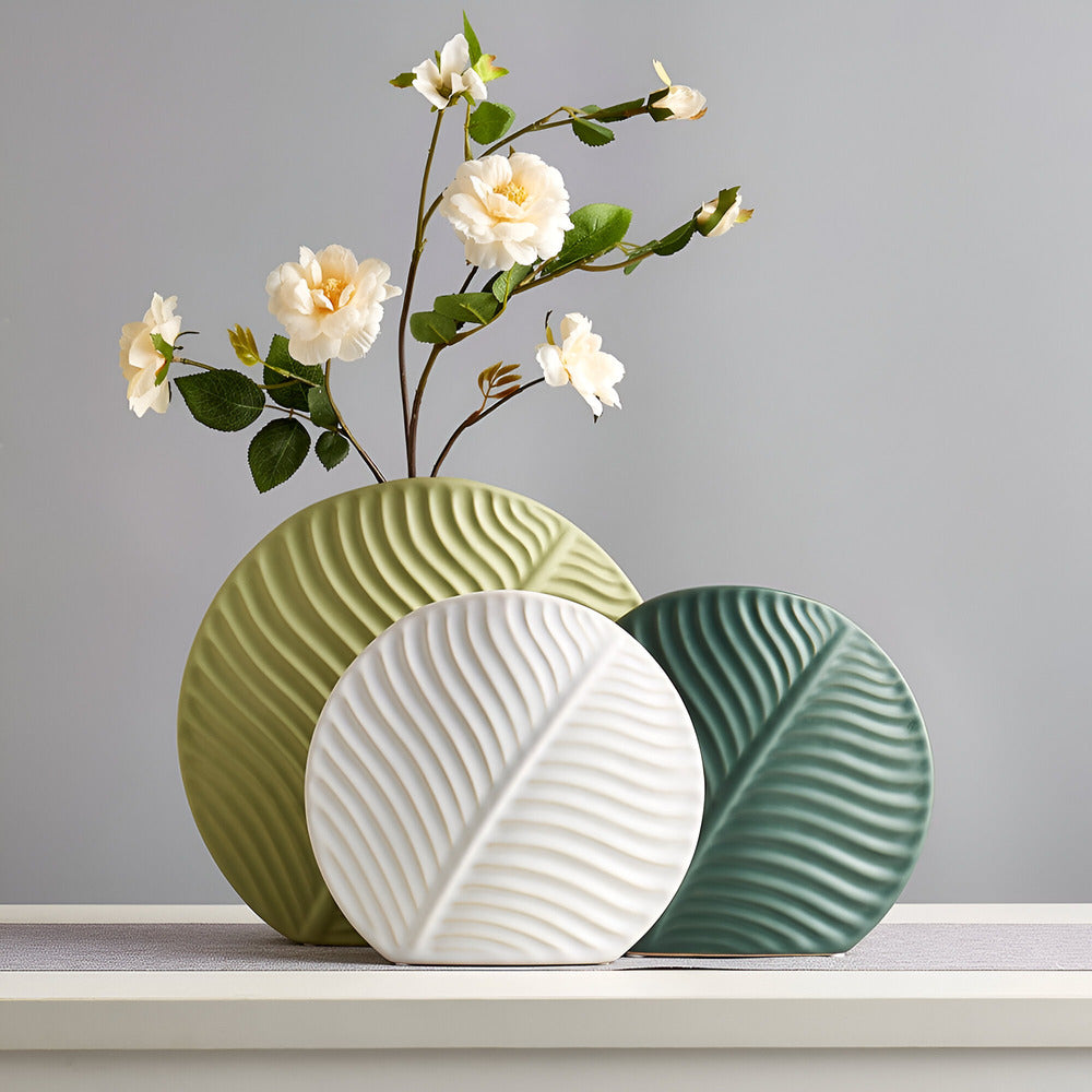 ViridiaVase | Keramische vaas met bladmotief – Scandinavische decoratieve bloemenvaas