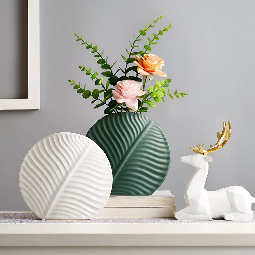 ViridiaVase | Keramische vaas met bladmotief – Scandinavische decoratieve bloemenvaas