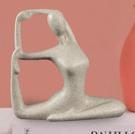 YogaLuxe | Vrouwelijke yogabeeld – Minimalistisch beeldje van hars, serene woondecoratie