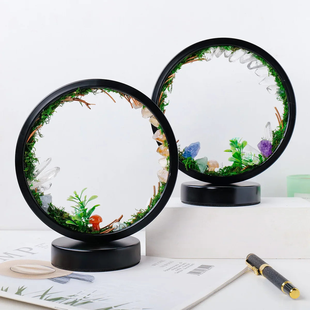 EnchantedRing | Nachtlampje met elegant cirkelvormig frame met groen en echte kristallen, perfect voor thuisdecoratie