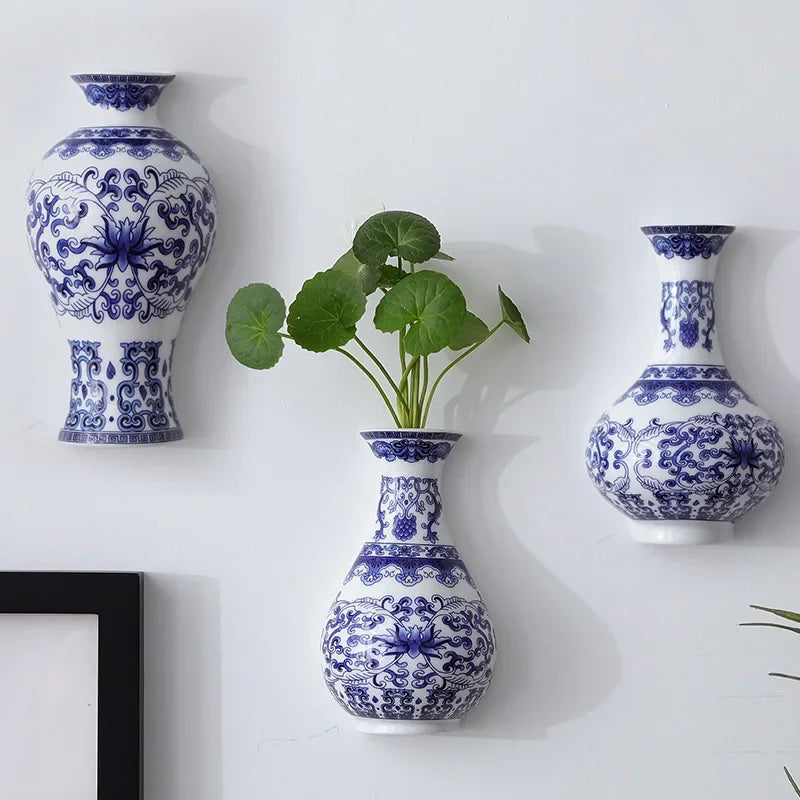 BlueVista | Aan de Muur Gemonteerde Blauwe Keramische Porseleinen Vaas – Decoratieve Wandbloemenhouder