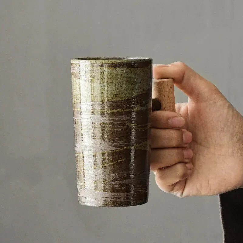 NordBrew | Nordic keramische mok – minimalistische koffiekop met houten handvat, modern Scandinavisch design