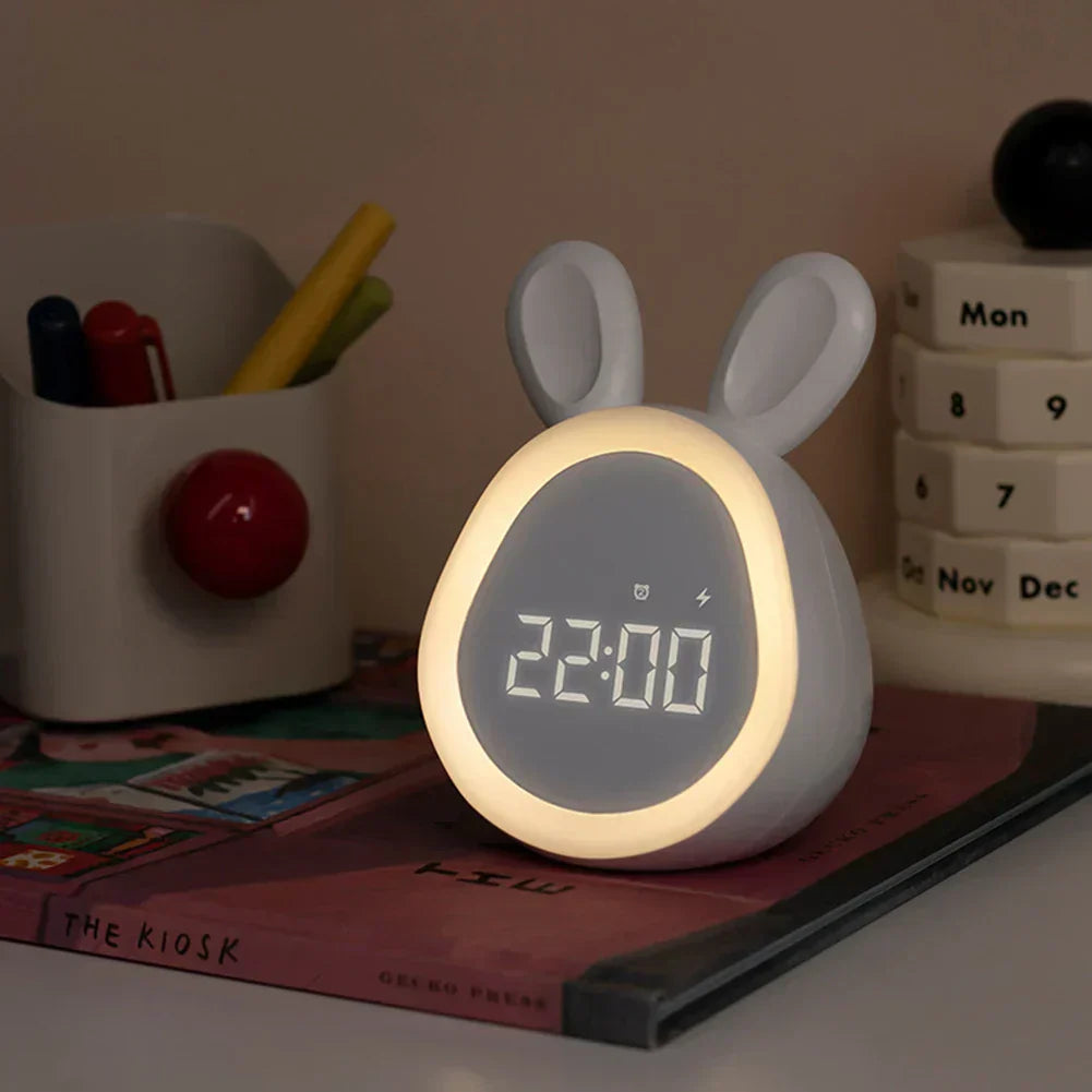HoppyClock | Kinderwekker – Konijnvorm, LED-display, nachtlampje en zachte wekker voor jongens en meisjes