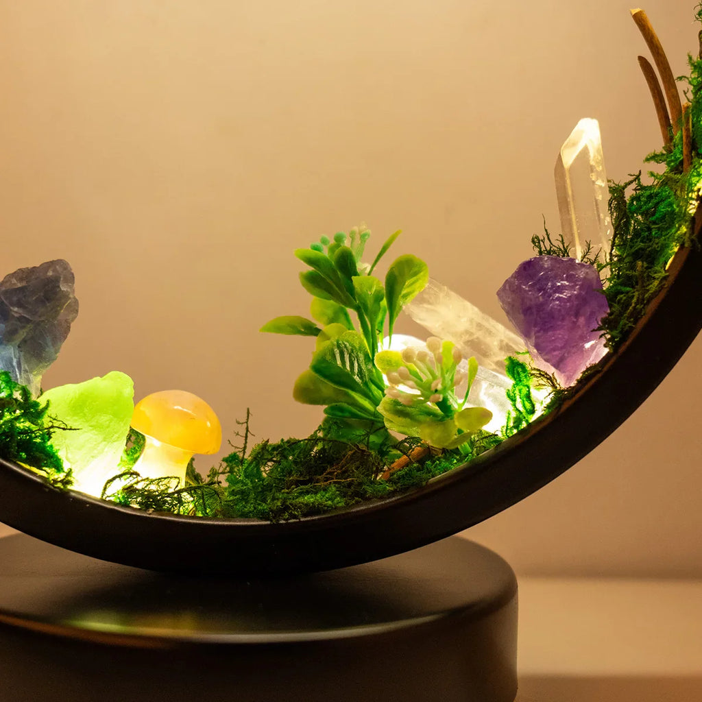 EnchantedRing | Nachtlampje met elegant cirkelvormig frame met groen en echte kristallen, perfect voor thuisdecoratie