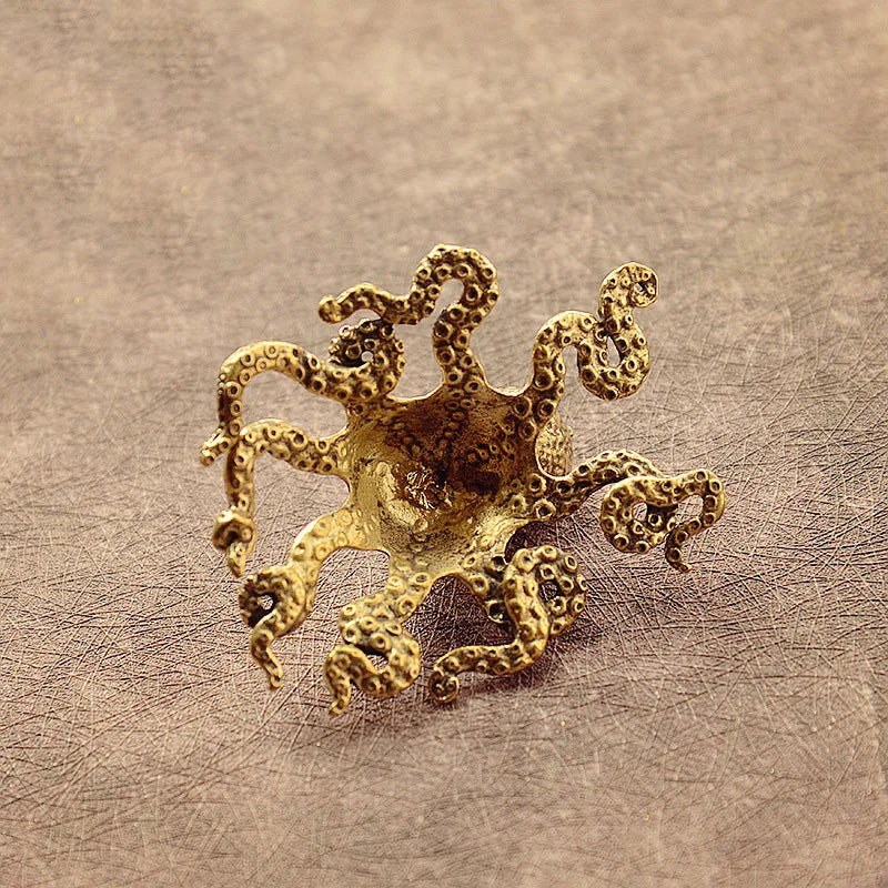 Octovale | Mini gouden octopus beeldje – decoratief tafel- en plankornament