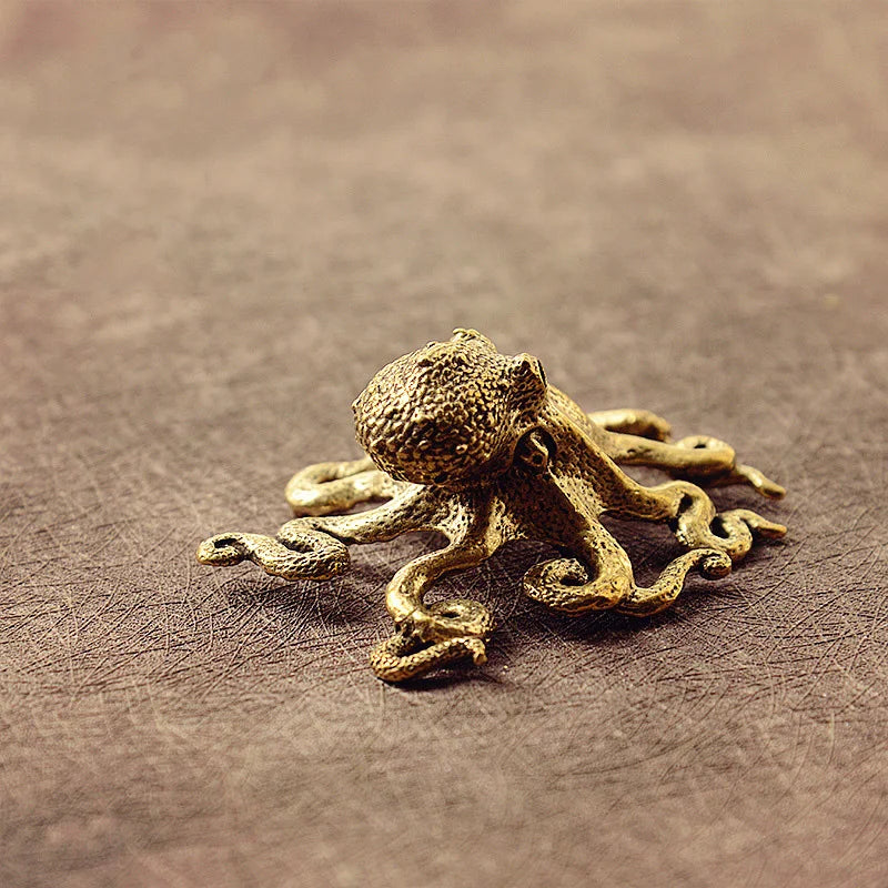 Octovale | Mini gouden octopus beeldje – decoratief tafel- en plankornament