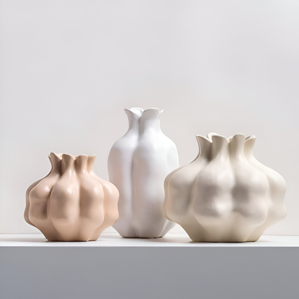 CrimsonVase | Gekleurde keramische granaatappelvaas – Artistieke woondecoratie en tafeldecoratie