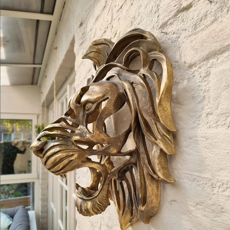 RegalMane | Metalen leeuwenkop muur sculptuur - Gouden afwerking, 3D leeuw muurdecoratie