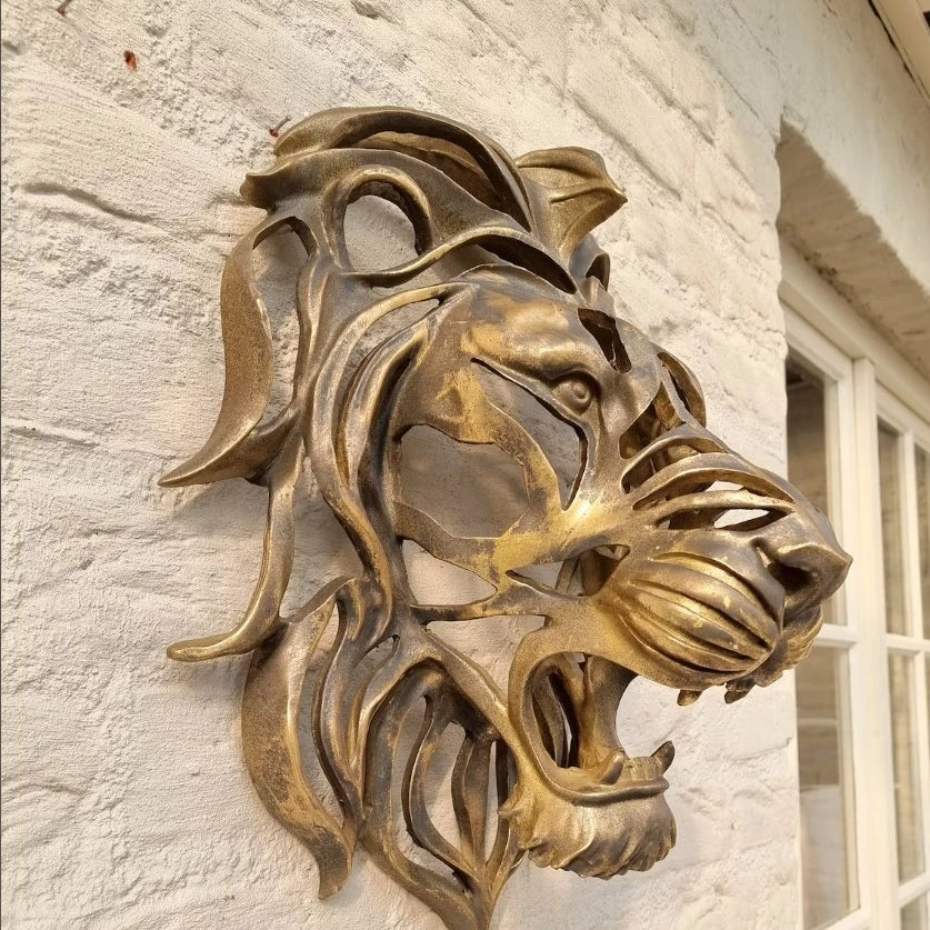 RegalMane | Metalen leeuwenkop muur sculptuur - Gouden afwerking, 3D leeuw muurdecoratie