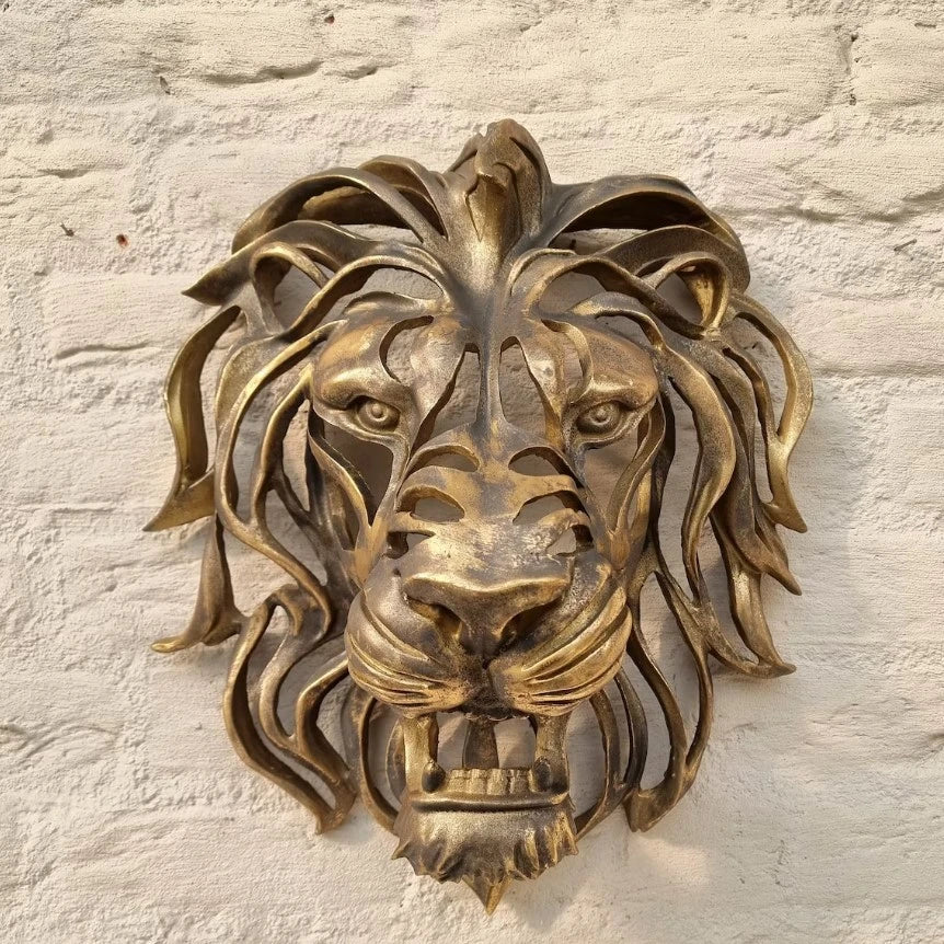RegalMane | Metalen leeuwenkop muur sculptuur - Gouden afwerking, 3D leeuw muurdecoratie