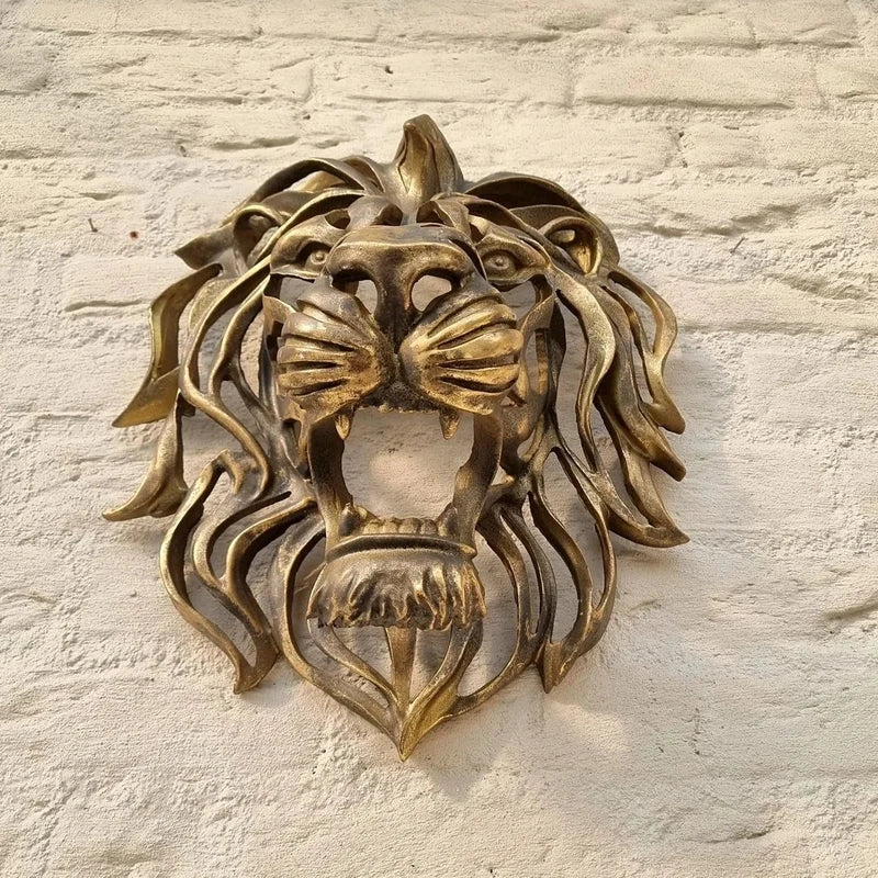 RegalMane | Metalen leeuwenkop muur sculptuur - Gouden afwerking, 3D leeuw muurdecoratie