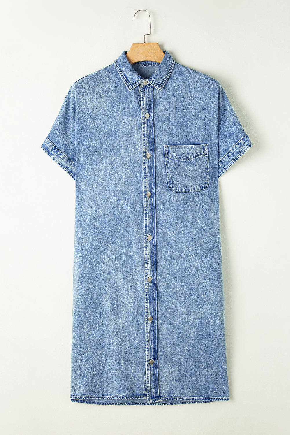 Venora | Denim midi-shirtjurk met korte mouwen – knoopsluiting, casual zomerstijl, lichtblauwe wassing