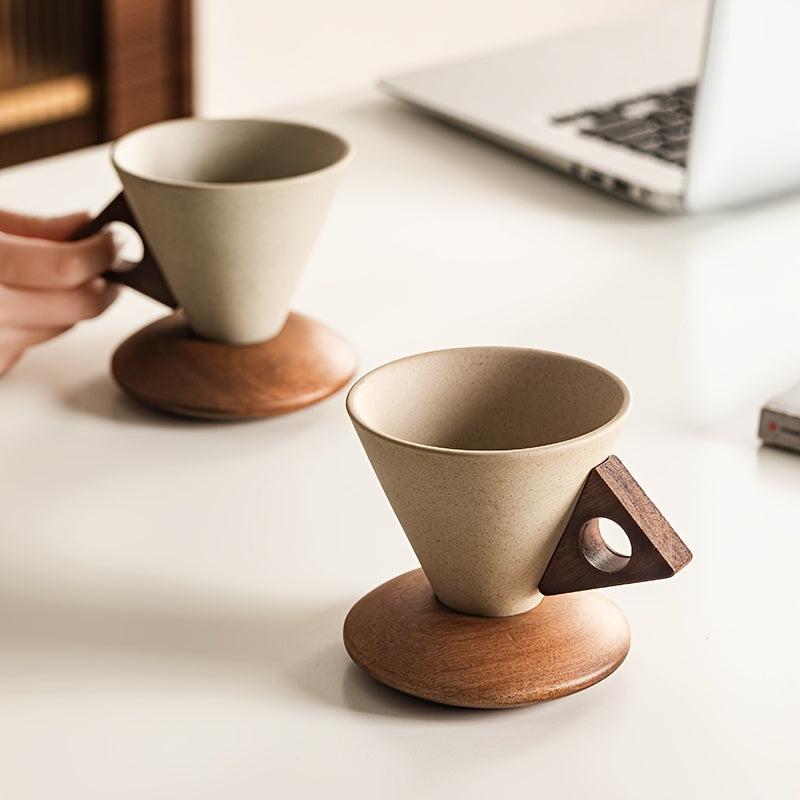 Cuporia | Handgemaakte keramische koffiekop met trechtervormige tuit, houten handvat en onderzetter van echt hout