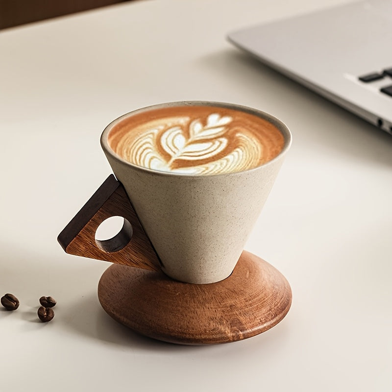 Cuporia | Handgemaakte keramische koffiekop met trechtervormige tuit, houten handvat en onderzetter van echt hout